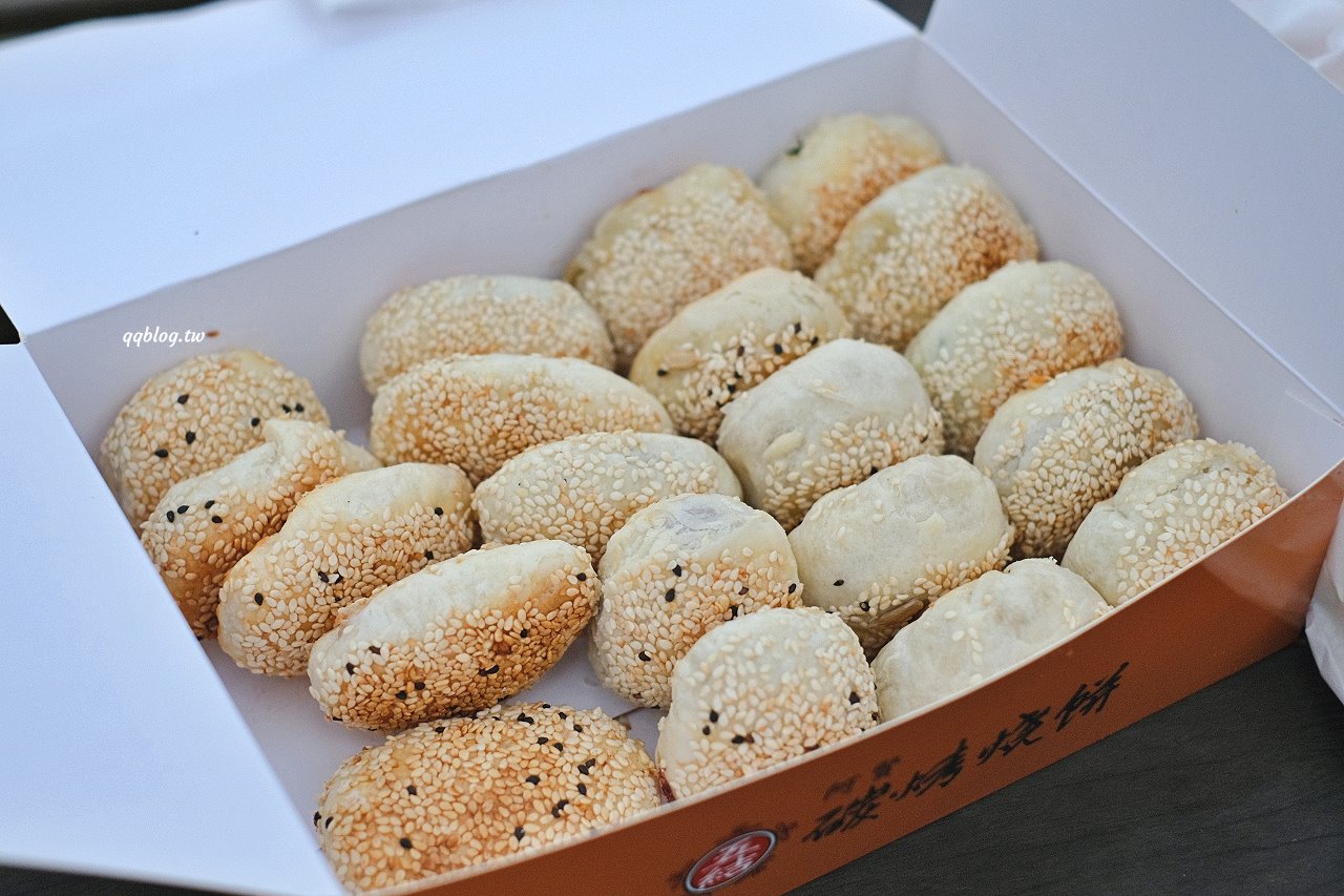 宜蘭五結︱五結．阿賢碳烤燒餅店．銅板價美味燒餅，越吃越香，有甜有鹹超滿足 @QQ的懶骨頭