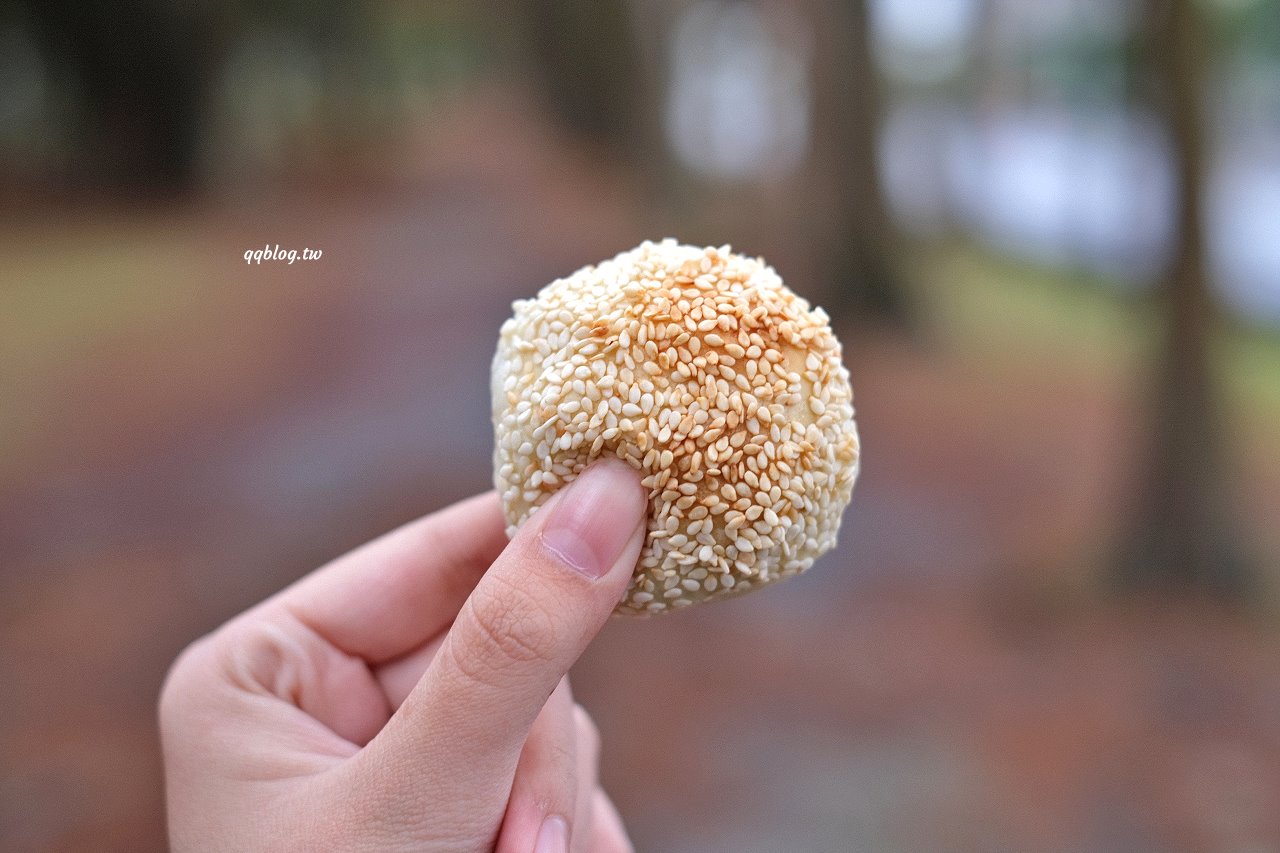 宜蘭五結︱五結．阿賢碳烤燒餅店．銅板價美味燒餅，越吃越香，有甜有鹹超滿足 @QQ的懶骨頭