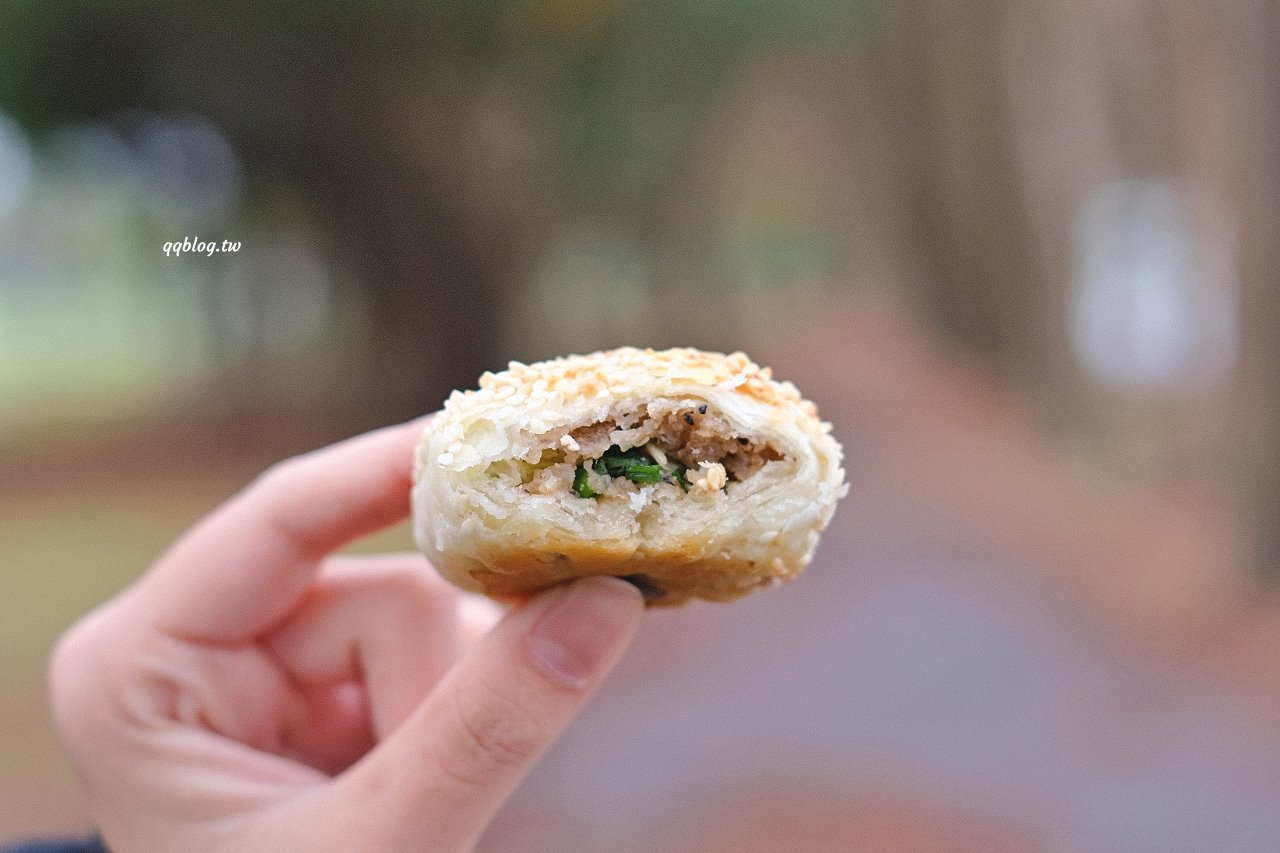 宜蘭五結︱五結．阿賢碳烤燒餅店．銅板價美味燒餅，越吃越香，有甜有鹹超滿足 @QQ的懶骨頭