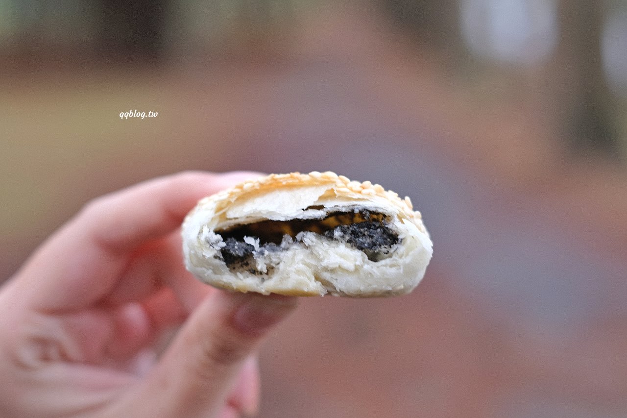 宜蘭五結︱五結．阿賢碳烤燒餅店．銅板價美味燒餅，越吃越香，有甜有鹹超滿足 @QQ的懶骨頭