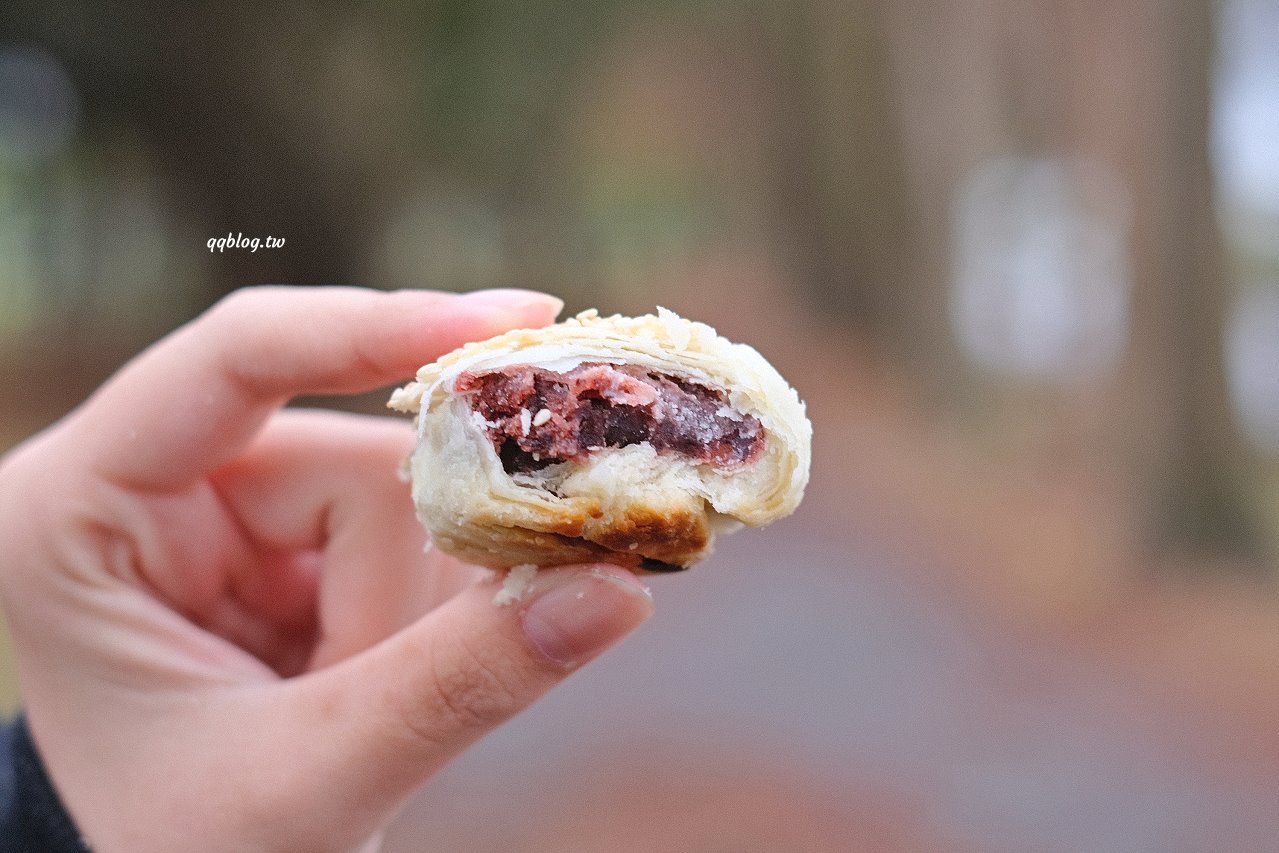 宜蘭五結︱五結．阿賢碳烤燒餅店．銅板價美味燒餅，越吃越香，有甜有鹹超滿足 @QQ的懶骨頭