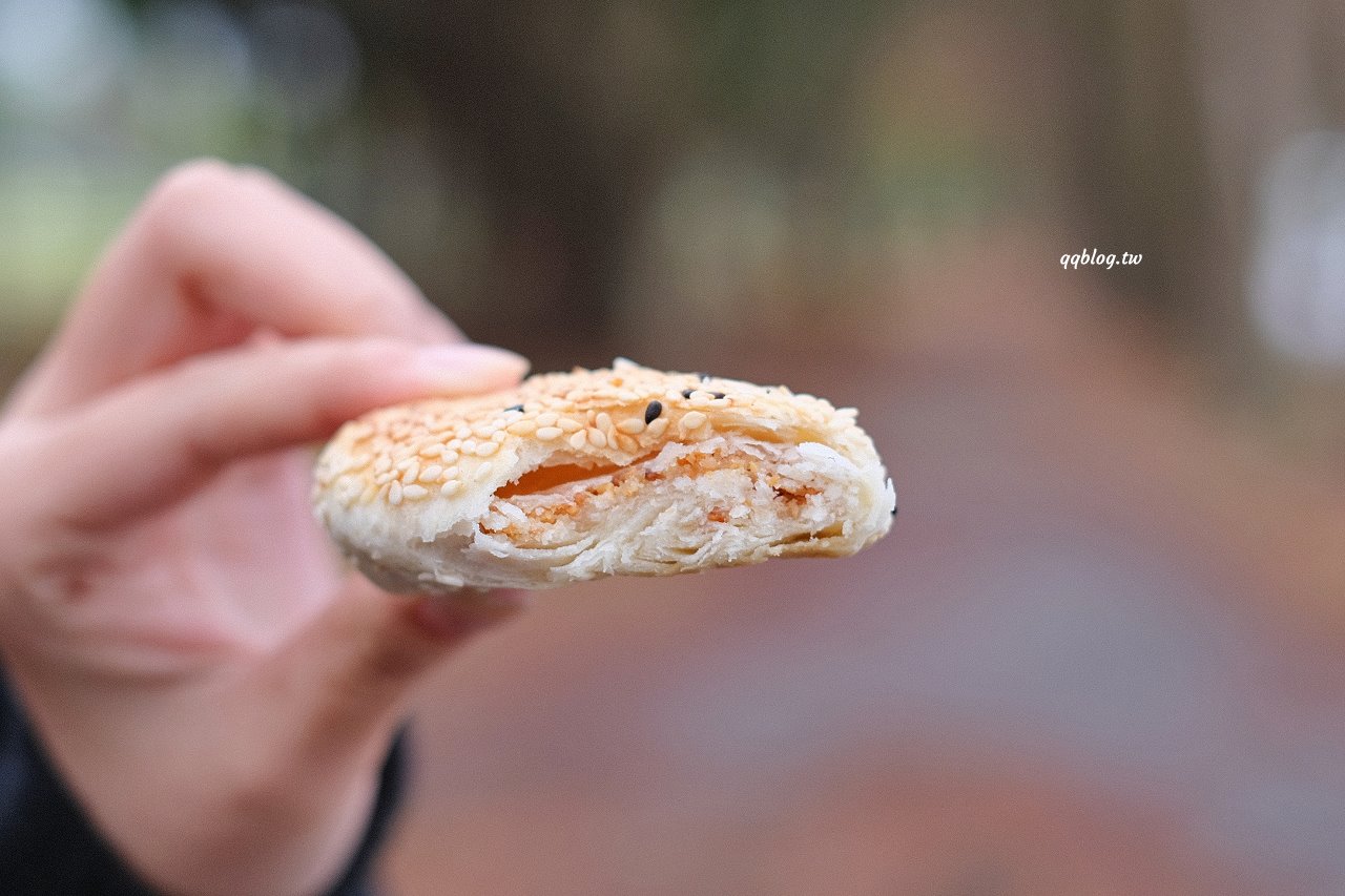 宜蘭五結︱五結．阿賢碳烤燒餅店．銅板價美味燒餅，越吃越香，有甜有鹹超滿足 @QQ的懶骨頭