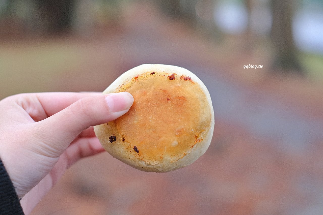 宜蘭五結︱五結．阿賢碳烤燒餅店．銅板價美味燒餅，越吃越香，有甜有鹹超滿足 @QQ的懶骨頭