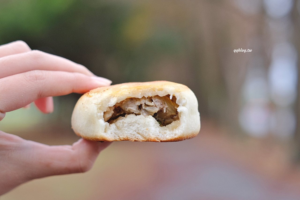 宜蘭五結︱五結．阿賢碳烤燒餅店．銅板價美味燒餅，越吃越香，有甜有鹹超滿足 @QQ的懶骨頭