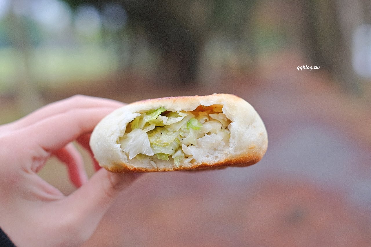 宜蘭五結︱五結．阿賢碳烤燒餅店．銅板價美味燒餅，越吃越香，有甜有鹹超滿足 @QQ的懶骨頭