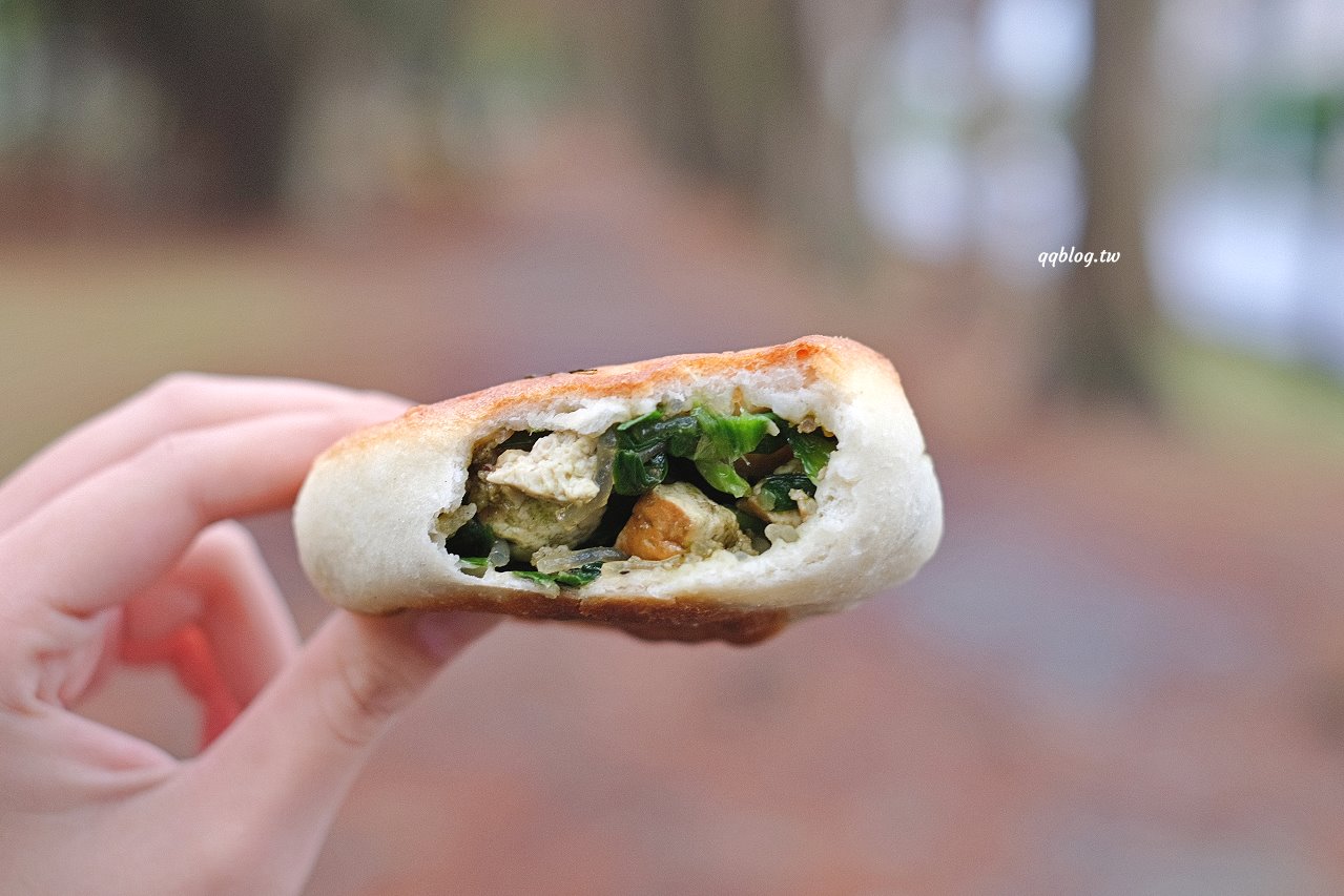宜蘭五結︱五結．阿賢碳烤燒餅店．銅板價美味燒餅，越吃越香，有甜有鹹超滿足 @QQ的懶骨頭