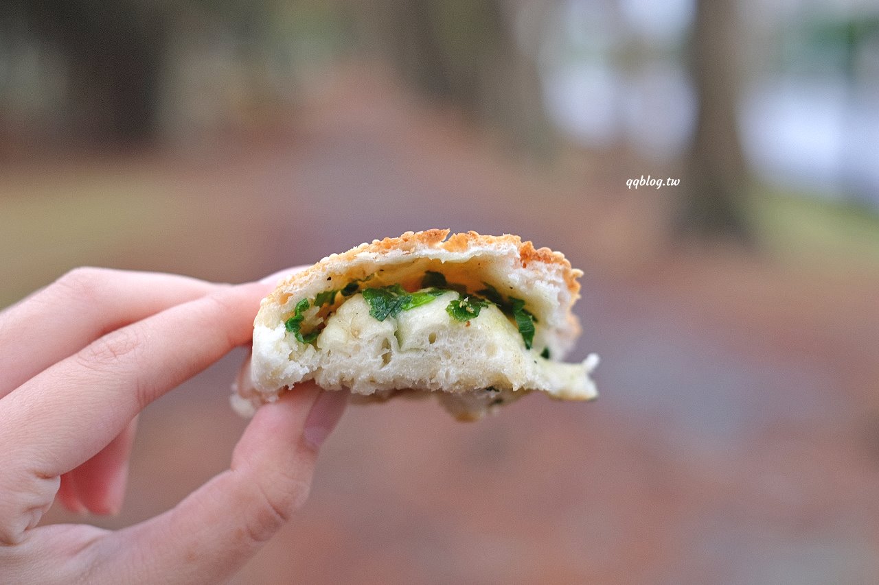 宜蘭五結︱五結．阿賢碳烤燒餅店．銅板價美味燒餅，越吃越香，有甜有鹹超滿足 @QQ的懶骨頭