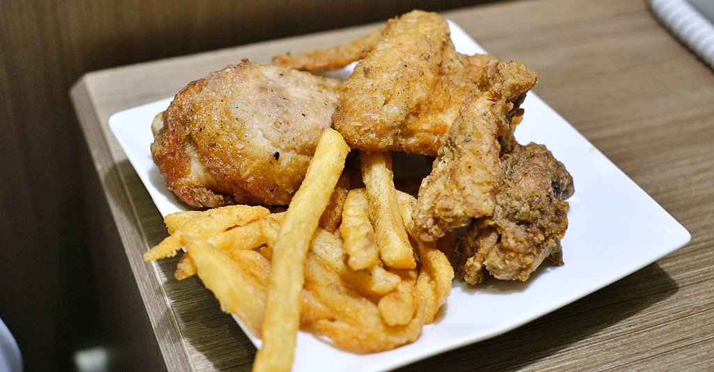 台東︱藍蜻蜓速食專賣店．在地營業超過30年老牌炸雞店，台東必吃炸雞之一 @QQ的懶骨頭