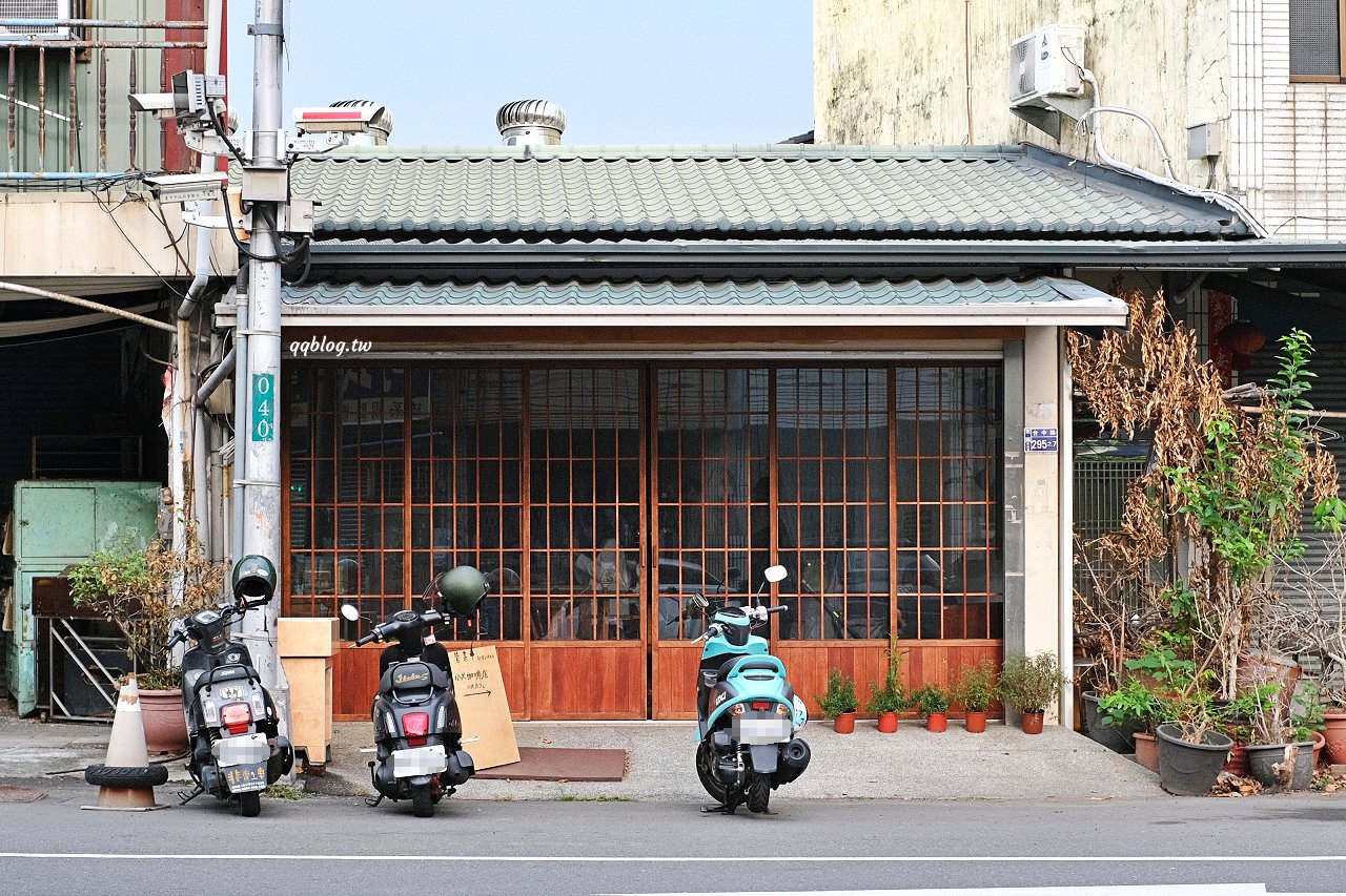 台中東區︱小犬咖啡店．日式老宅裡的咖啡館，吐司和甜點都很有水準(已歇業) @QQ的懶骨頭