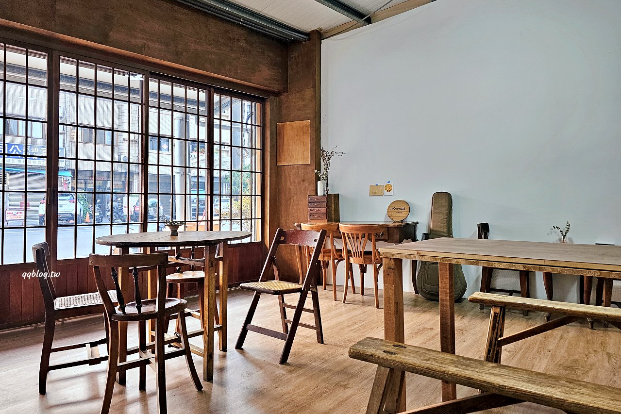 台中東區︱小犬咖啡店．日式老宅裡的咖啡館，吐司和甜點都很有水準(已歇業) @QQ的懶骨頭