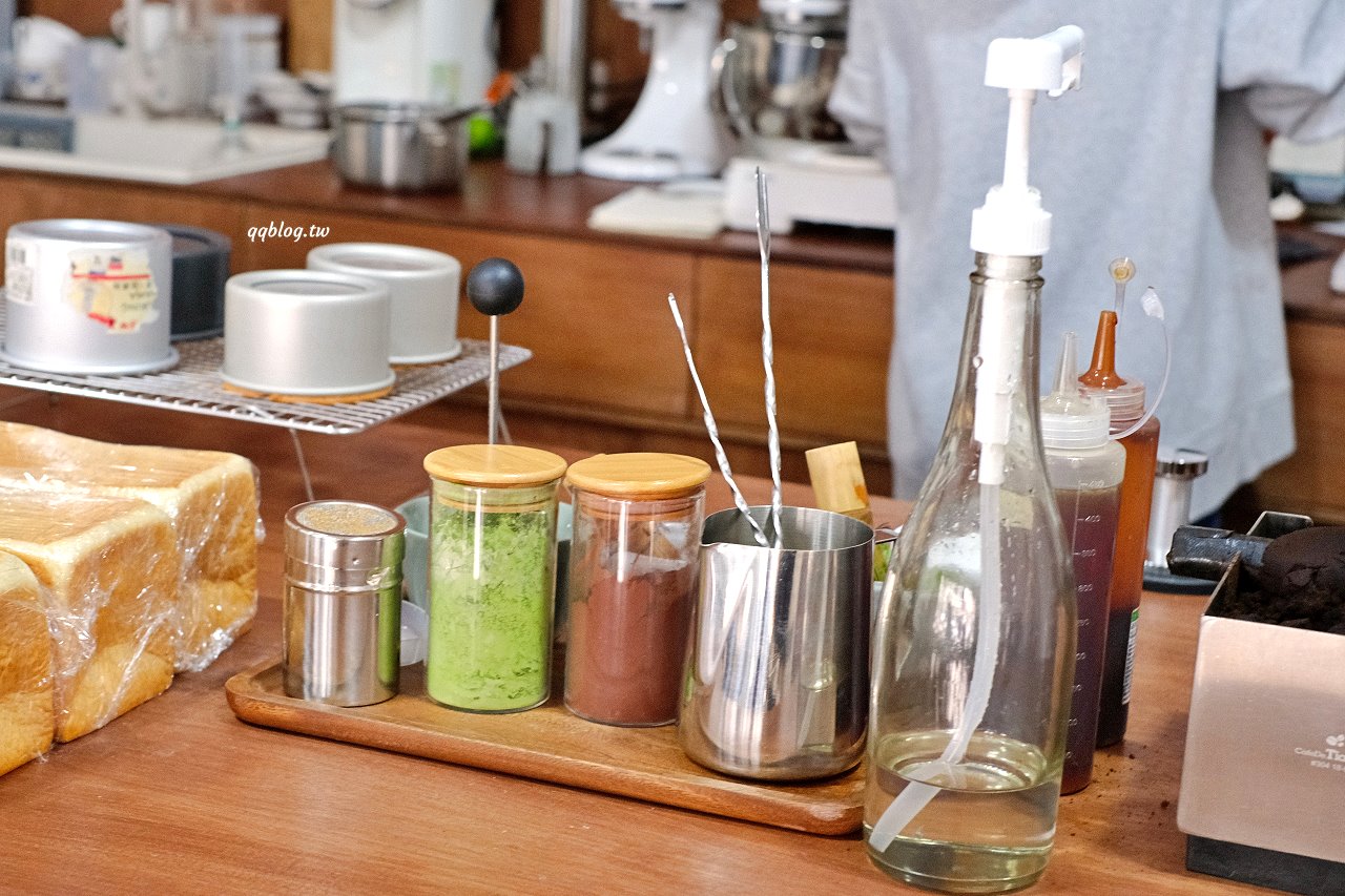 台中東區︱小犬咖啡店．日式老宅裡的咖啡館，吐司和甜點都很有水準(已歇業) @QQ的懶骨頭