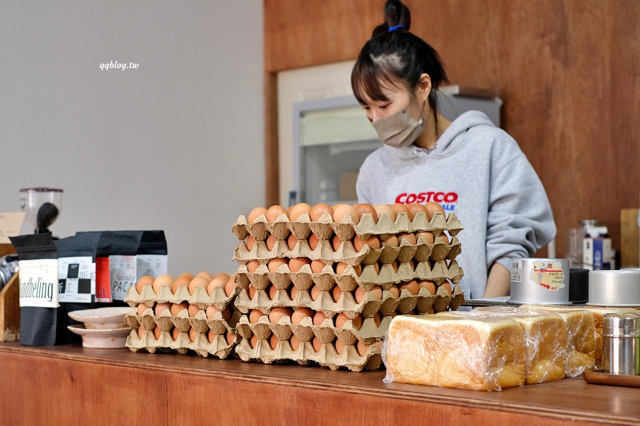 台中東區︱小犬咖啡店．日式老宅裡的咖啡館，吐司和甜點都很有水準(已歇業) @QQ的懶骨頭