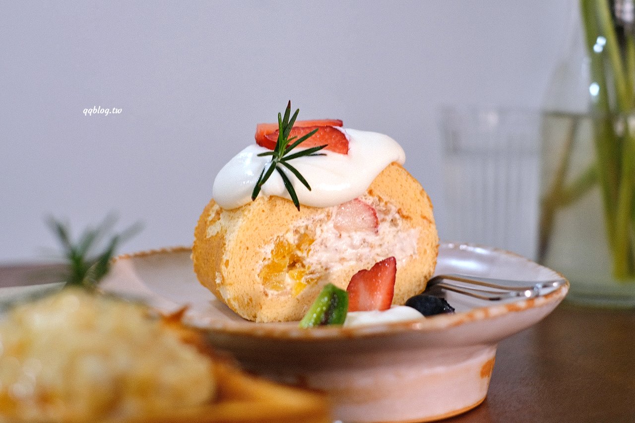 台中東區︱小犬咖啡店．日式老宅裡的咖啡館，吐司和甜點都很有水準(已歇業) @QQ的懶骨頭