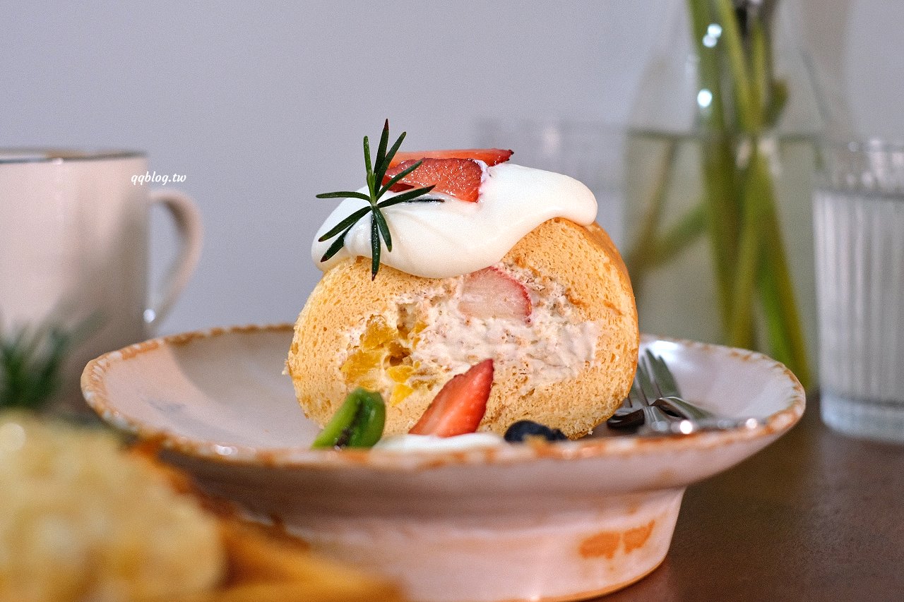 台中東區︱小犬咖啡店．日式老宅裡的咖啡館，吐司和甜點都很有水準(已歇業) @QQ的懶骨頭