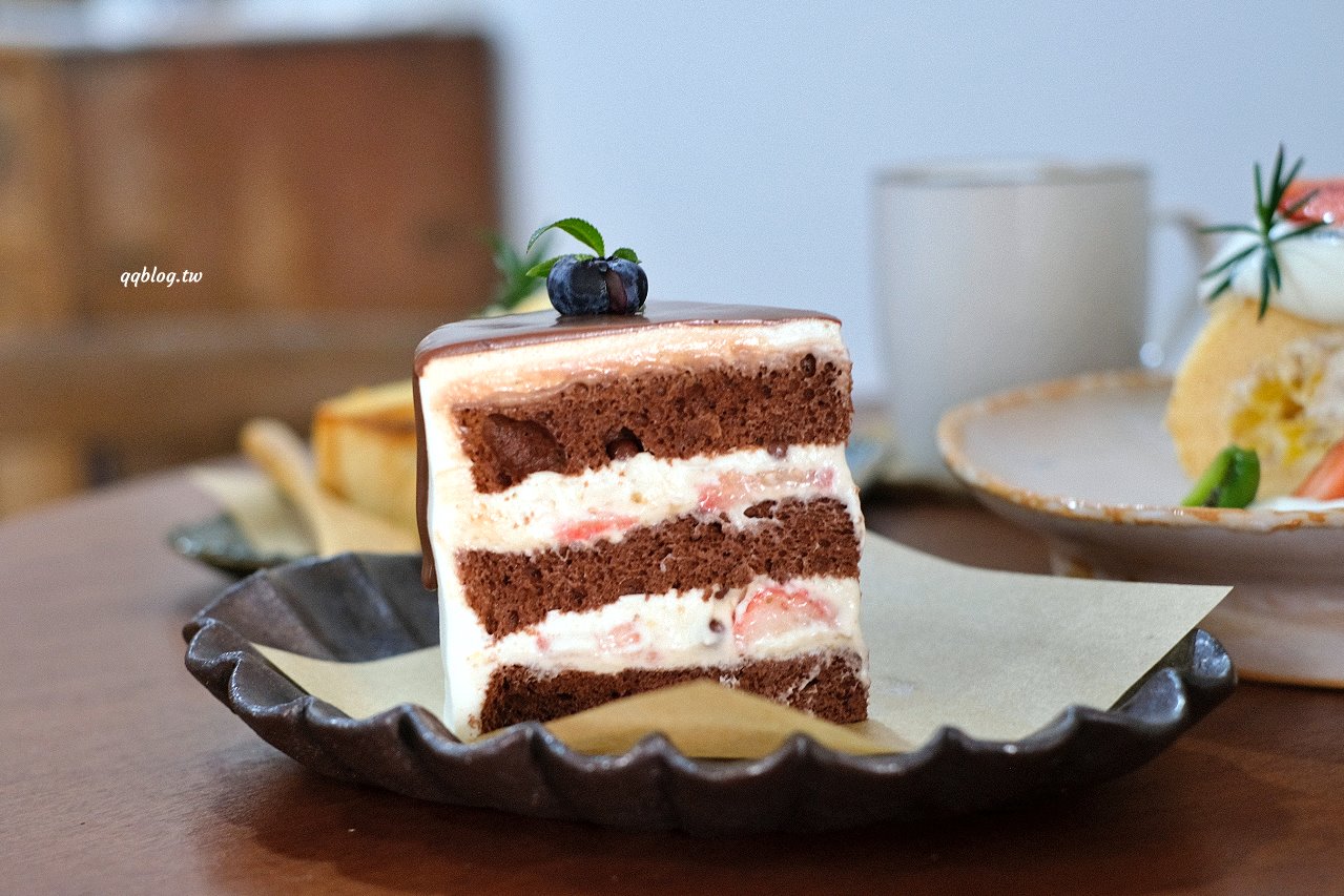 台中東區︱小犬咖啡店．日式老宅裡的咖啡館，吐司和甜點都很有水準(已歇業) @QQ的懶骨頭