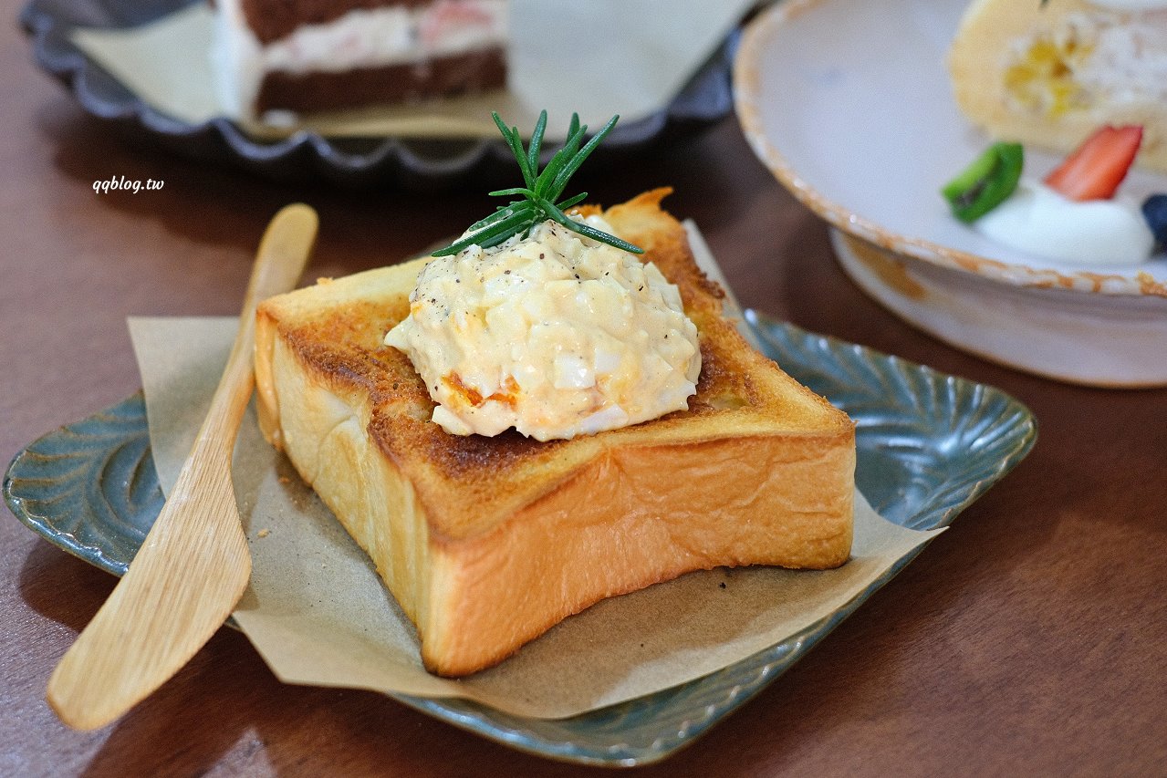 台中東區︱小犬咖啡店．日式老宅裡的咖啡館，吐司和甜點都很有水準(已歇業) @QQ的懶骨頭
