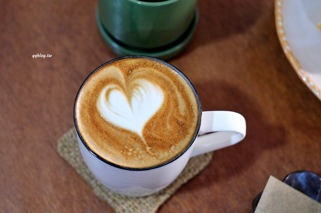 台中東區︱小犬咖啡店．日式老宅裡的咖啡館，吐司和甜點都很有水準(已歇業) @QQ的懶骨頭
