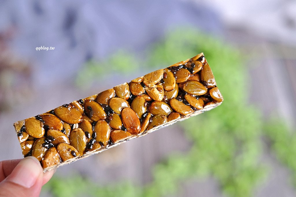 台東關山︱三美西點麵包店．台東70年老店，花生酥、杏仁酥、芝麻酥必買，一口接一口很涮嘴 @QQ的懶骨頭