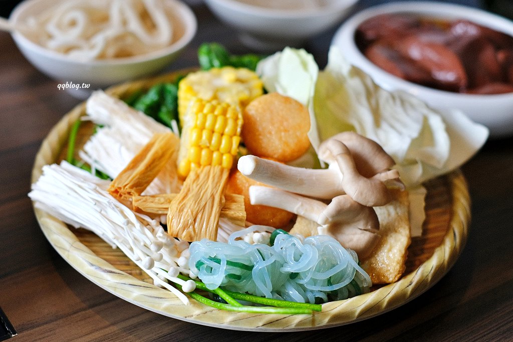 台中沙鹿︱尚石苑石頭火鍋專賣．海線人氣火鍋大改裝，蔬菜、飲料自助吃到飽 @QQ的懶骨頭