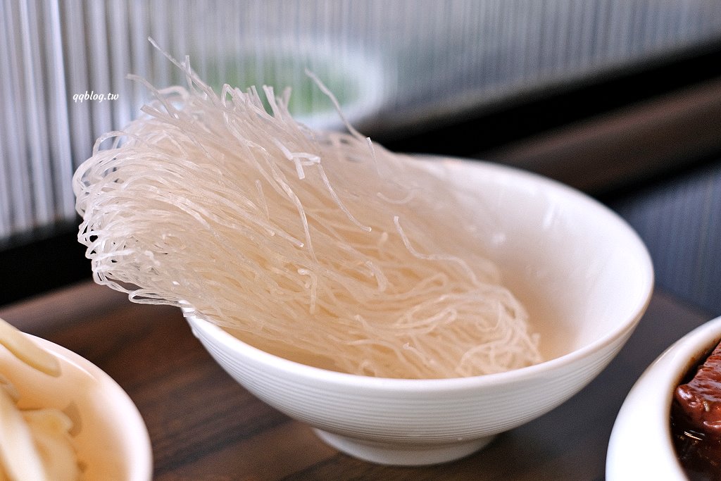 台中沙鹿︱尚石苑石頭火鍋專賣．海線人氣火鍋大改裝，蔬菜、飲料自助吃到飽 @QQ的懶骨頭