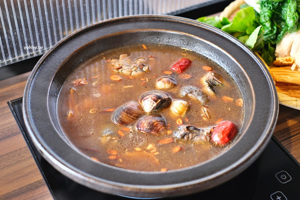 台中沙鹿︱尚石苑石頭火鍋專賣．海線人氣火鍋大改裝，蔬菜、飲料自助吃到飽 @QQ的懶骨頭