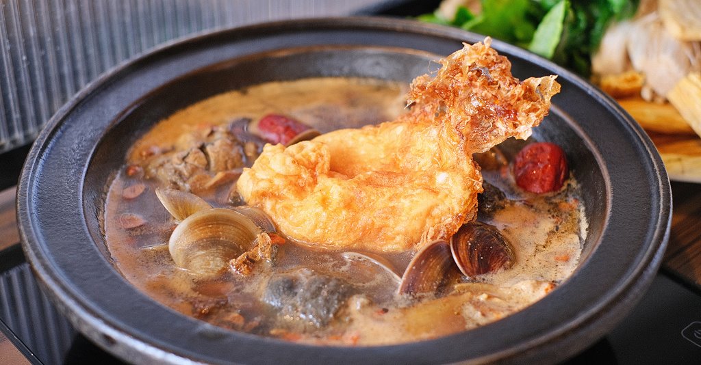 台中沙鹿︱尚石苑石頭火鍋專賣．海線人氣火鍋大改裝，蔬菜、飲料自助吃到飽 @QQ的懶骨頭