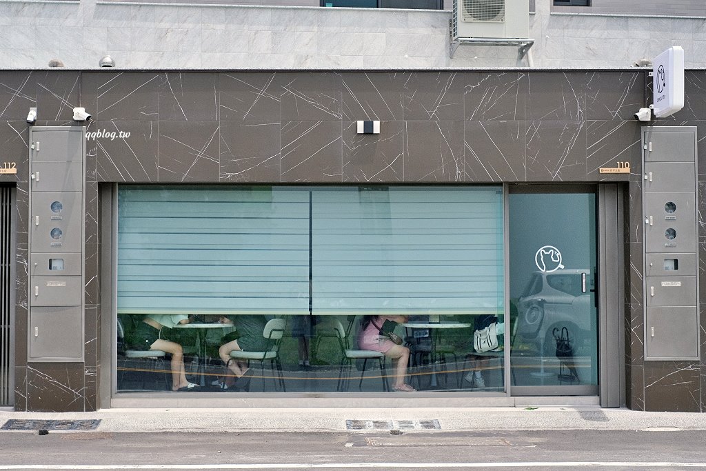 台南安平︱柯基找茶．柯基犬太可愛，要摸、要抱要擼都可以，非常親人 @QQ的懶骨頭