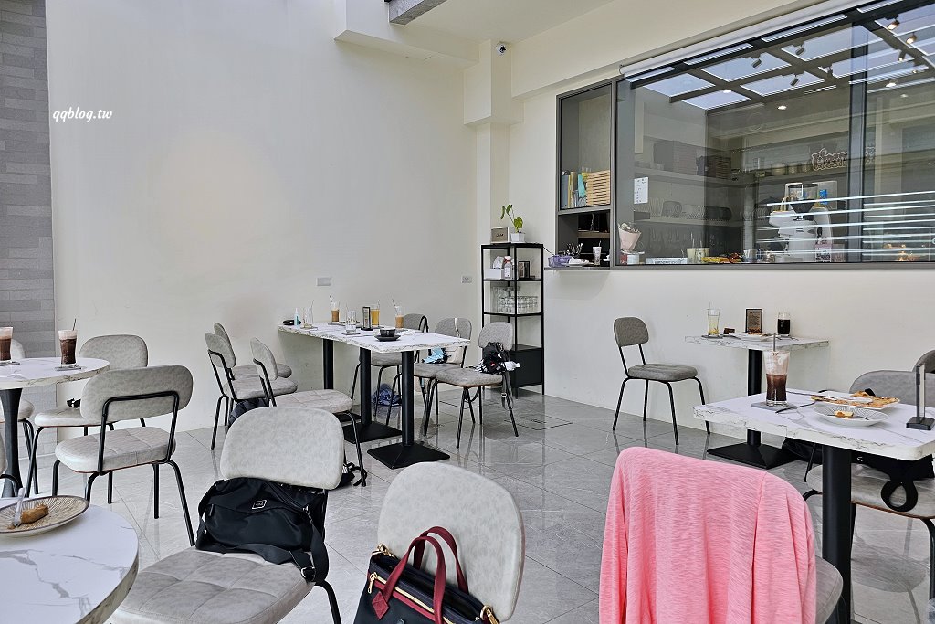 台南安平︱柯基找茶．柯基犬太可愛，要摸、要抱要擼都可以，非常親人 @QQ的懶骨頭