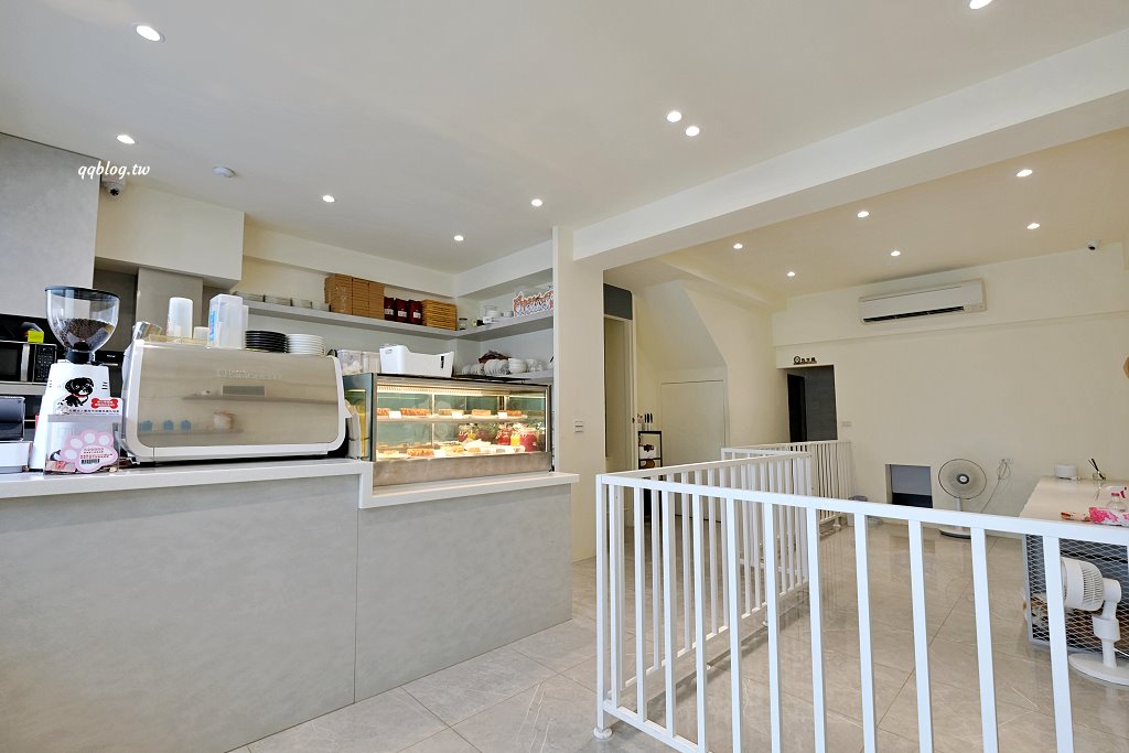 台南安平︱柯基找茶．柯基犬太可愛，要摸、要抱要擼都可以，非常親人 @QQ的懶骨頭