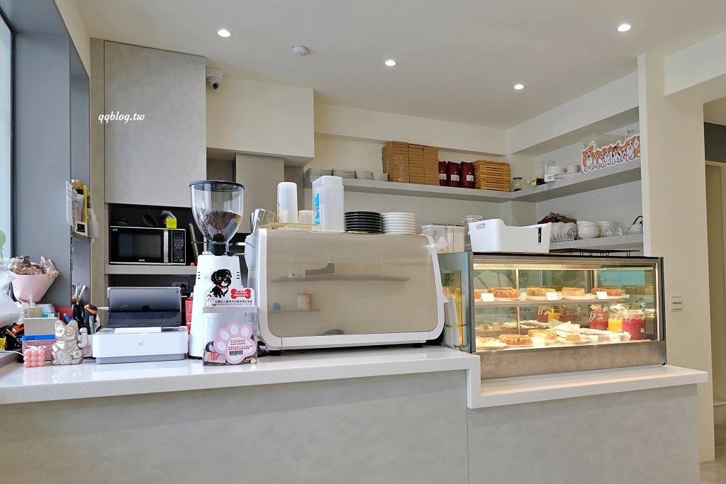 台南安平︱柯基找茶．柯基犬太可愛，要摸、要抱要擼都可以，非常親人 @QQ的懶骨頭