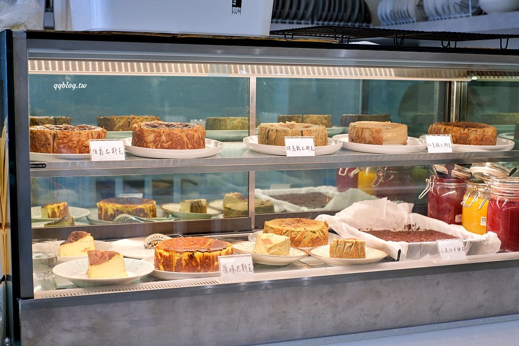 台南安平︱柯基找茶．柯基犬太可愛，要摸、要抱要擼都可以，非常親人 @QQ的懶骨頭