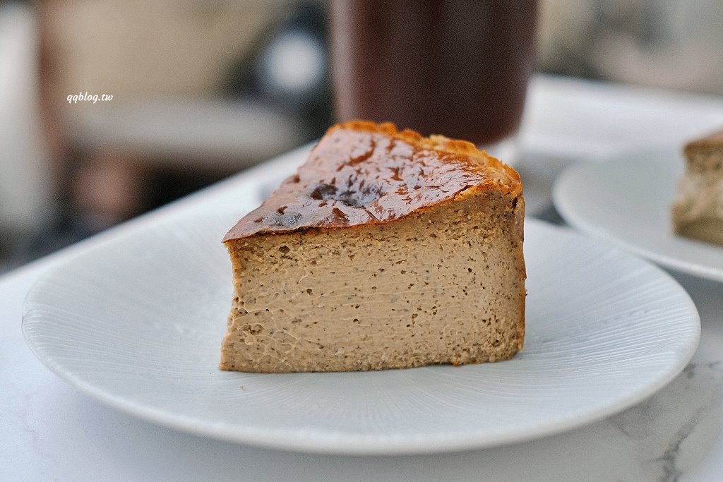 台南安平︱柯基找茶．柯基犬太可愛，要摸、要抱要擼都可以，非常親人 @QQ的懶骨頭
