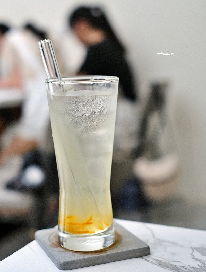 台南安平︱柯基找茶．柯基犬太可愛，要摸、要抱要擼都可以，非常親人 @QQ的懶骨頭