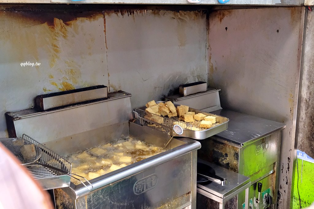台中東區︱濃鄉臭豆腐．外皮酥香的好吃臭豆腐，一開賣就人潮不斷，預訂電話接不完 @QQ的懶骨頭
