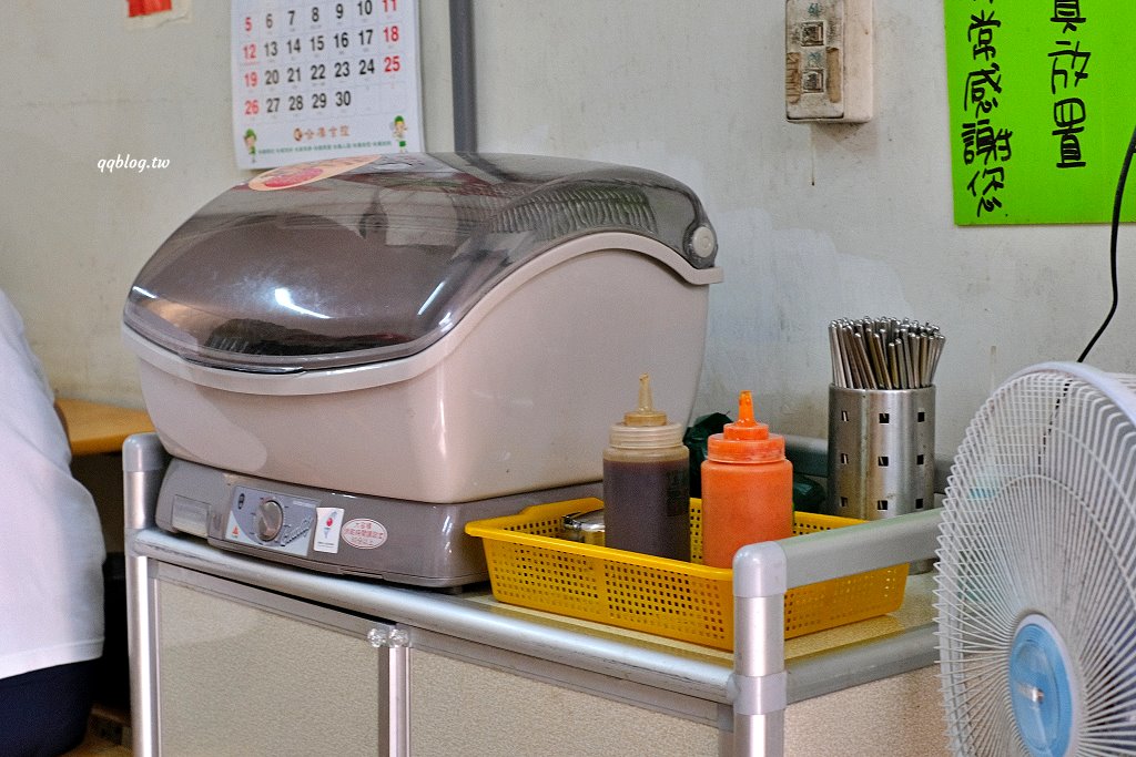 台中東區︱濃鄉臭豆腐．外皮酥香的好吃臭豆腐，一開賣就人潮不斷，預訂電話接不完 @QQ的懶骨頭