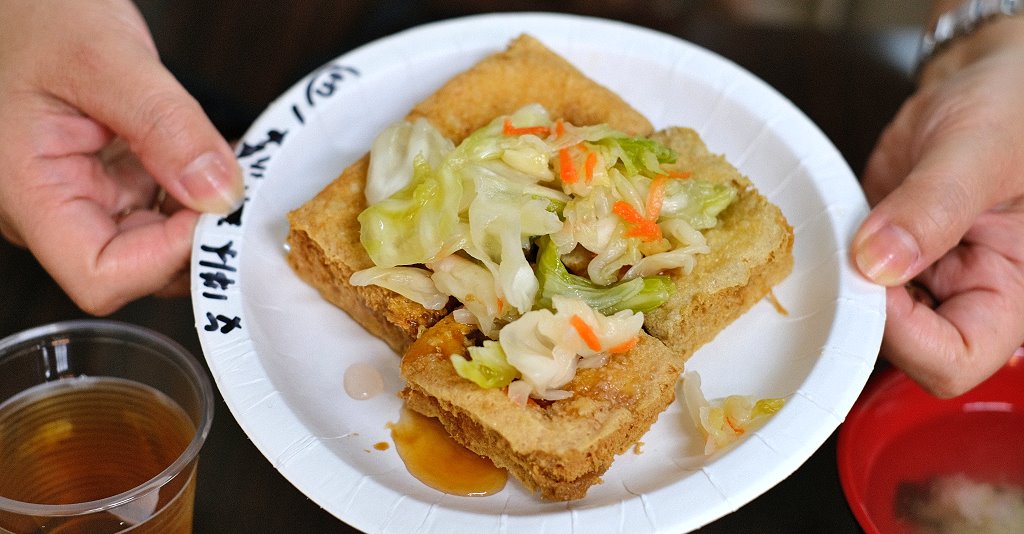 台中東區︱濃鄉臭豆腐．外皮酥香的好吃臭豆腐，一開賣就人潮不斷，預訂電話接不完 @QQ的懶骨頭