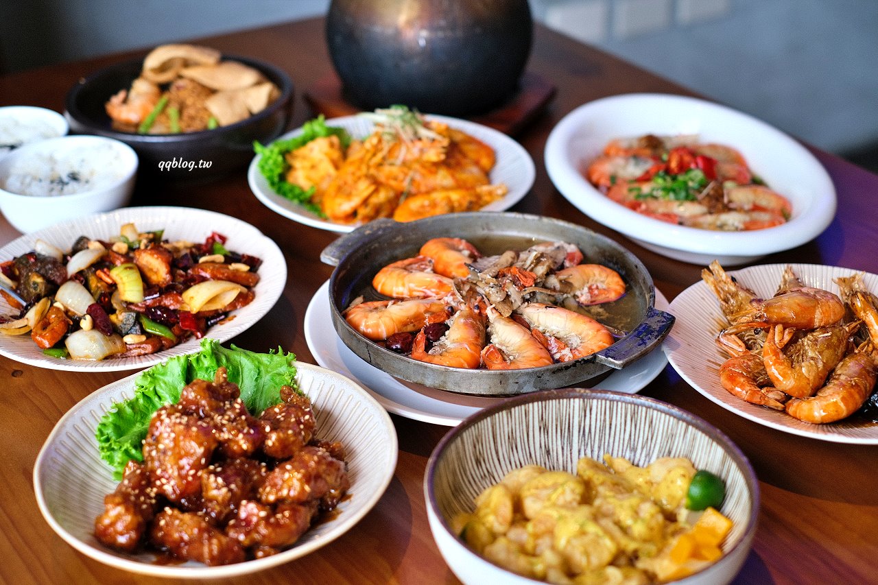 台中北屯︱鴻龍宴餐廳．浮誇系活蝦料理餐廳，把整艘船都開進餐廳裡了 @QQ的懶骨頭