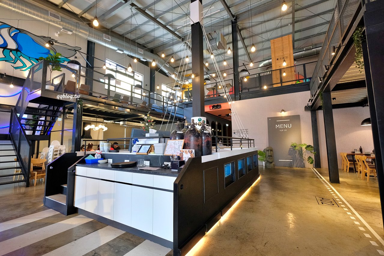 台中北屯︱鴻龍宴餐廳．浮誇系活蝦料理餐廳，把整艘船都開進餐廳裡了 @QQ的懶骨頭