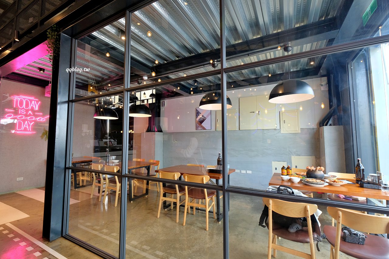 台中北屯︱鴻龍宴餐廳．浮誇系活蝦料理餐廳，把整艘船都開進餐廳裡了 @QQ的懶骨頭