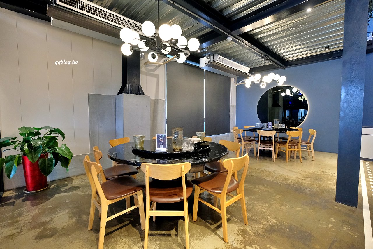 台中北屯︱鴻龍宴餐廳．浮誇系活蝦料理餐廳，把整艘船都開進餐廳裡了 @QQ的懶骨頭