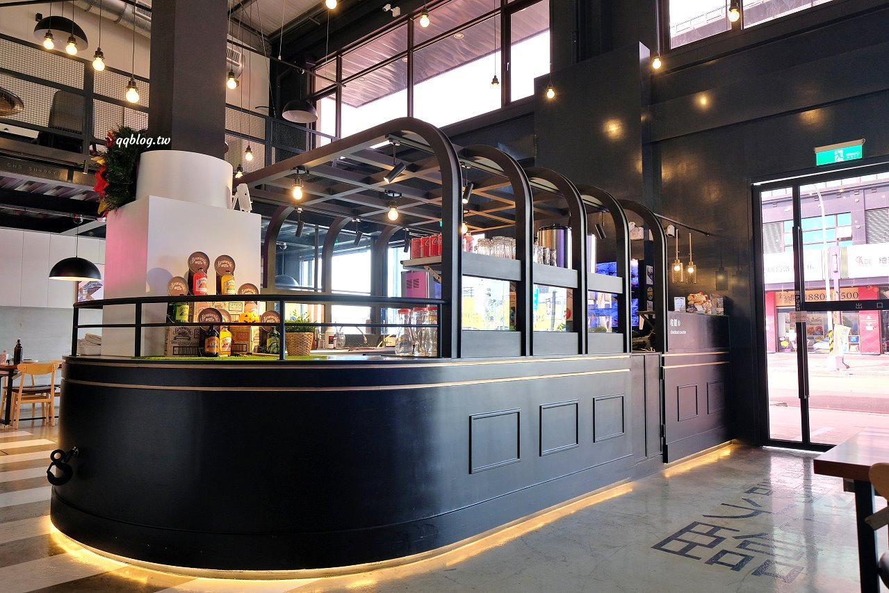 台中北屯︱鴻龍宴餐廳．浮誇系活蝦料理餐廳，把整艘船都開進餐廳裡了 @QQ的懶骨頭