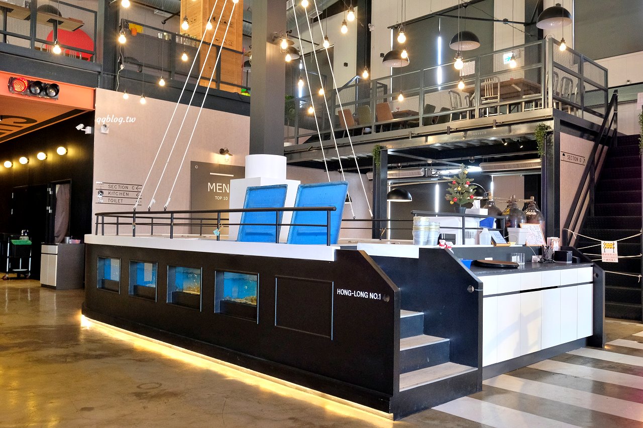 台中北屯︱鴻龍宴餐廳．浮誇系活蝦料理餐廳，把整艘船都開進餐廳裡了 @QQ的懶骨頭