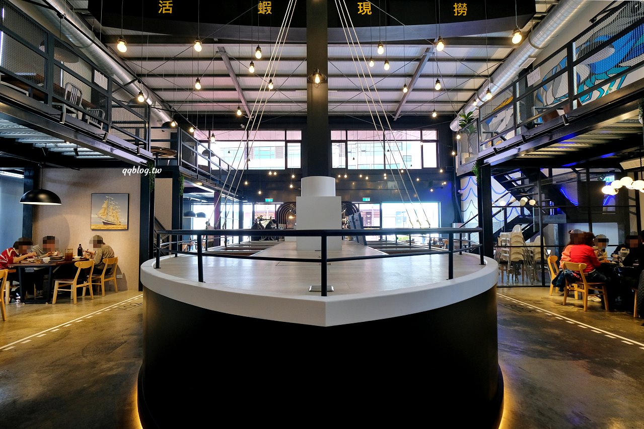 台中北屯︱鴻龍宴餐廳．浮誇系活蝦料理餐廳，把整艘船都開進餐廳裡了 @QQ的懶骨頭