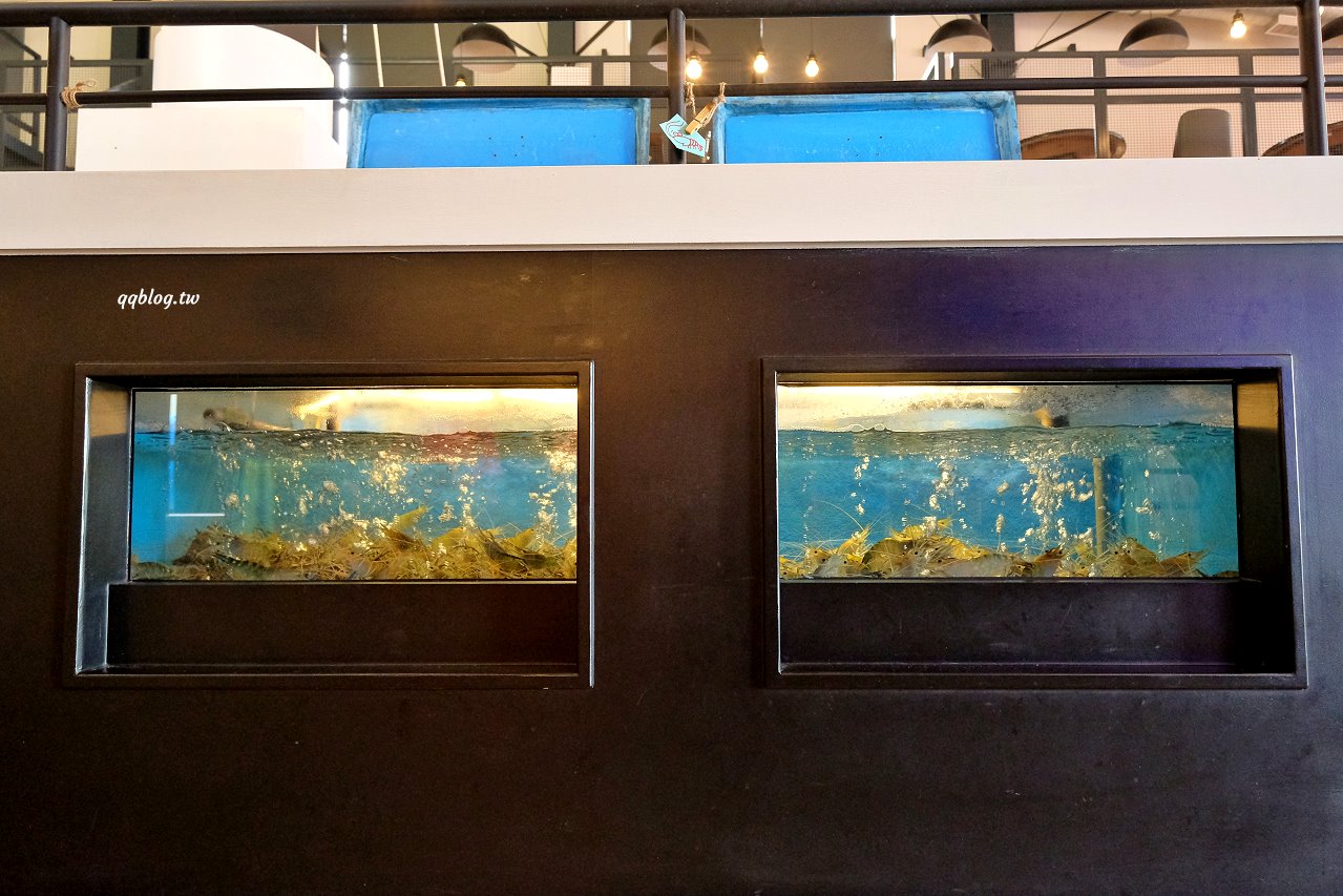 台中北屯︱鴻龍宴餐廳．浮誇系活蝦料理餐廳，把整艘船都開進餐廳裡了 @QQ的懶骨頭