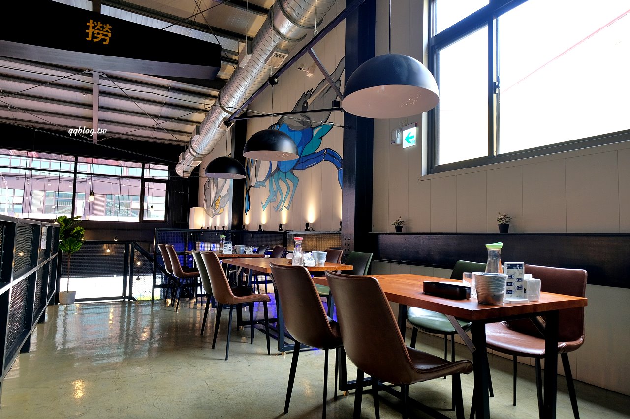 台中北屯︱鴻龍宴餐廳．浮誇系活蝦料理餐廳，把整艘船都開進餐廳裡了 @QQ的懶骨頭