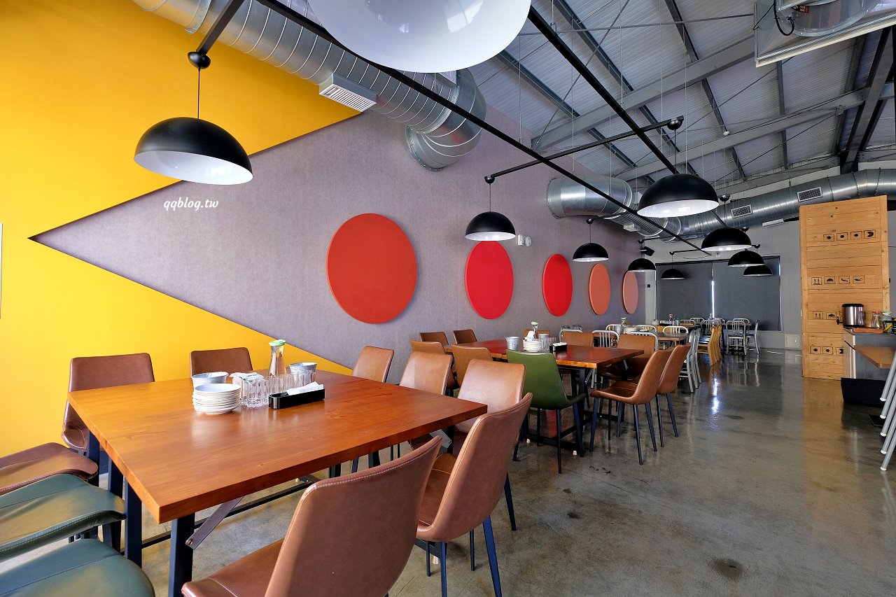 台中北屯︱鴻龍宴餐廳．浮誇系活蝦料理餐廳，把整艘船都開進餐廳裡了 @QQ的懶骨頭