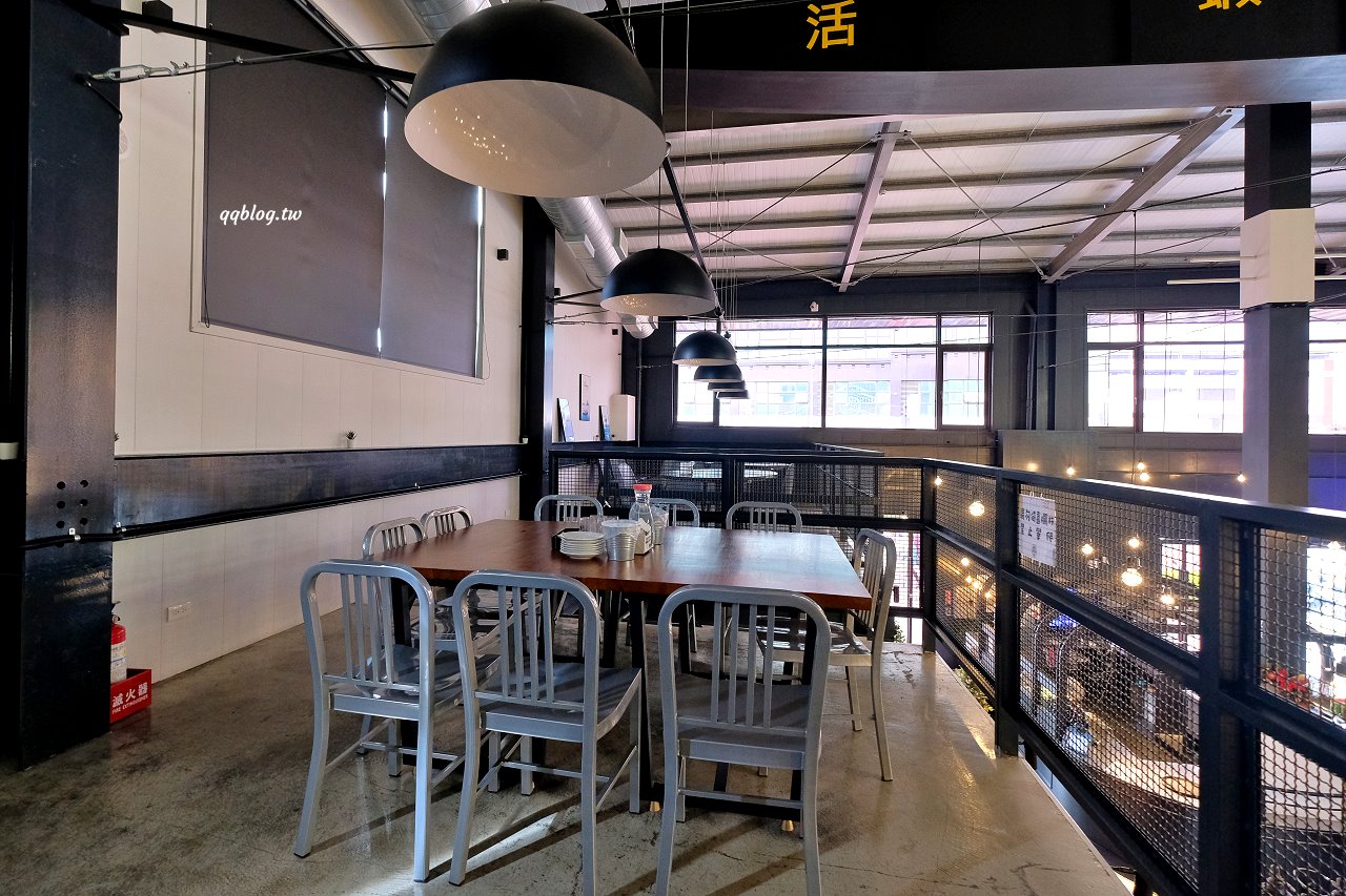 台中北屯︱鴻龍宴餐廳．浮誇系活蝦料理餐廳，把整艘船都開進餐廳裡了 @QQ的懶骨頭