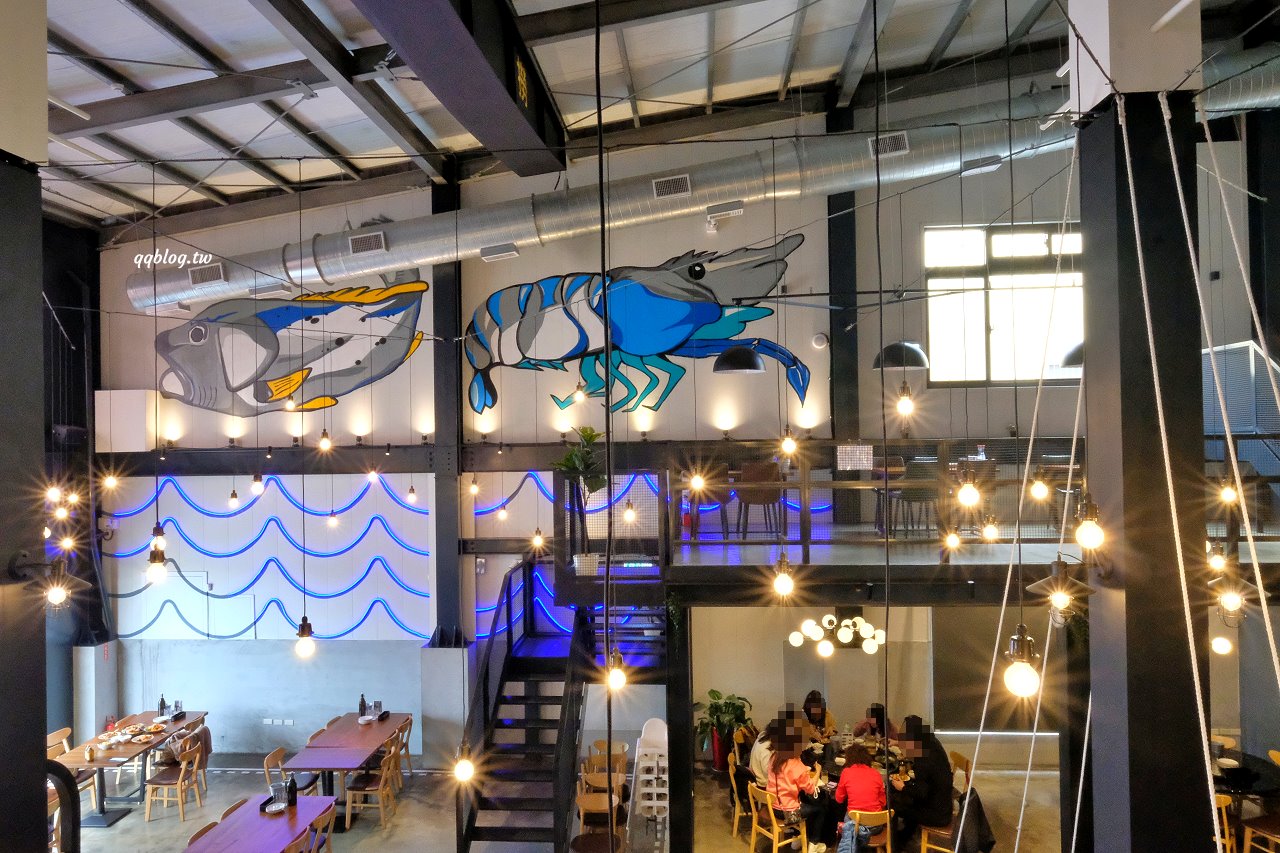 台中北屯︱鴻龍宴餐廳．浮誇系活蝦料理餐廳，把整艘船都開進餐廳裡了 @QQ的懶骨頭