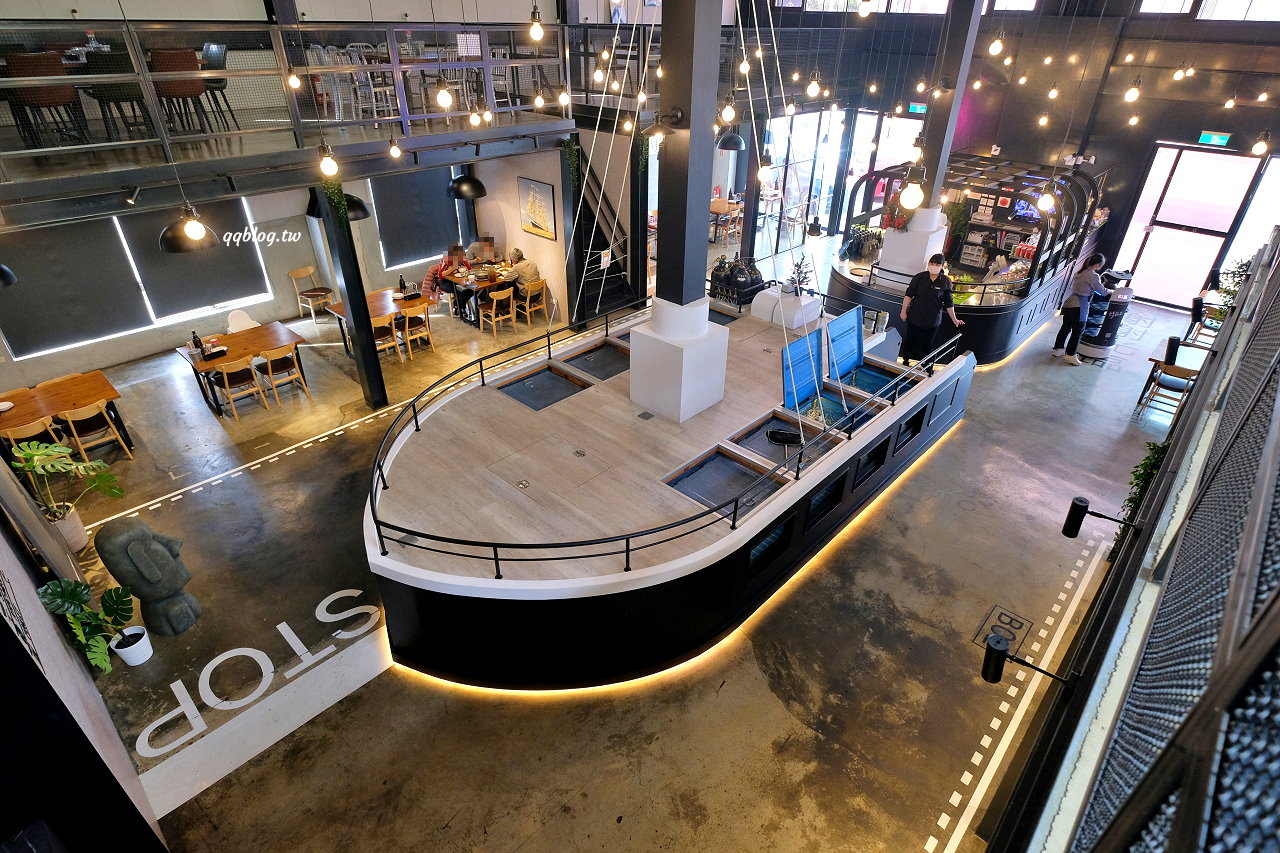 台中北屯︱鴻龍宴餐廳．浮誇系活蝦料理餐廳，把整艘船都開進餐廳裡了 @QQ的懶骨頭