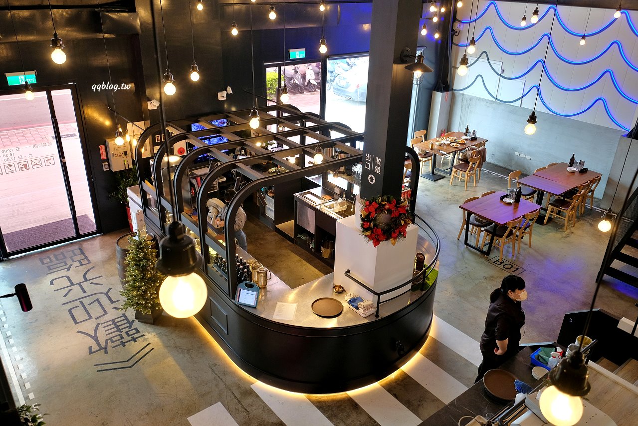 台中北屯︱鴻龍宴餐廳．浮誇系活蝦料理餐廳，把整艘船都開進餐廳裡了 @QQ的懶骨頭